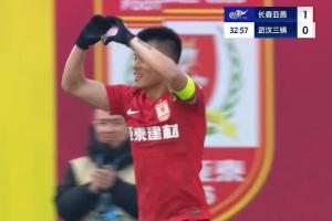 甜！老将谭龙进球后向妻子比心示爱，昨天刚刚过完37岁生日