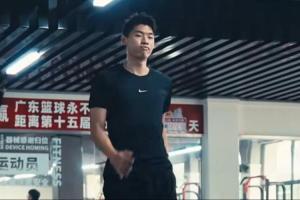 眼神坚毅!崔永熙已回到广东进行恢复训练