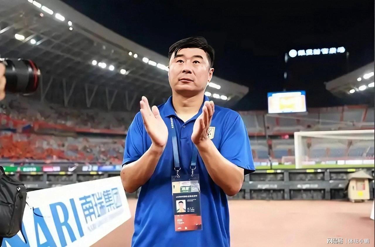 九游体育官网-韩鹏背锅，外援老化，后腰漏洞！泰山队保三争一成赛季最大笑话