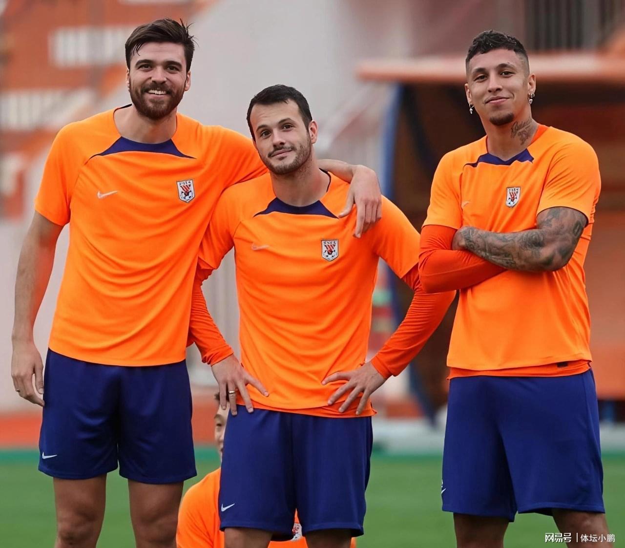 九游体育官网-韩鹏背锅，外援老化，后腰漏洞！泰山队保三争一成赛季最大笑话