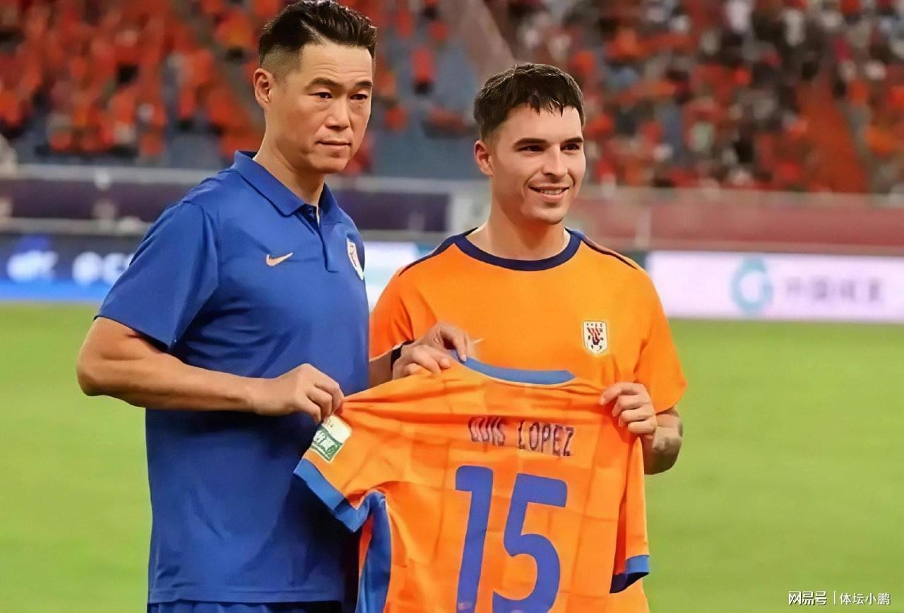 九游体育官网-韩鹏背锅，外援老化，后腰漏洞！泰山队保三争一成赛季最大笑话